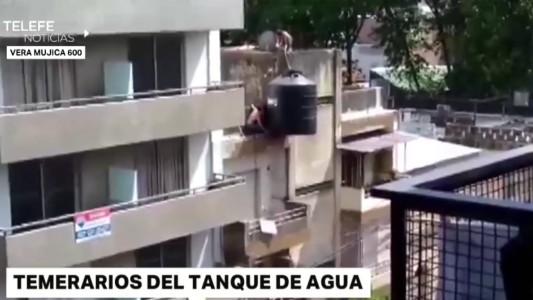 Un video casero registró la imprudente maniobra de dos jóvenes para subir un tanque de agua