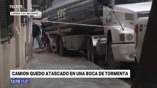 Un camión quedó atascado en una boca de tormenta