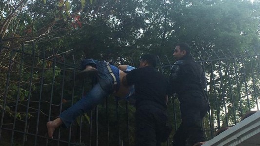 Ladrón quedó incrustado en una reja y simuló un intento de suicidio