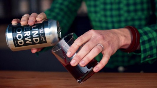 Ante la caída de ventas, lanzarán el vino en lata para competir con la cerveza