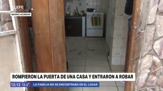Delincuentes ingresaron a una casa rompiendo una puerta a patadas