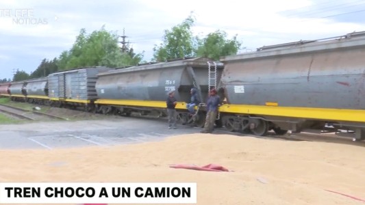 Impactante choque entre un tren y un camión