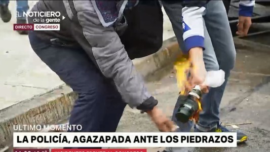 Video: el momento en que lanzan bombas molotov a policías en el Congreso