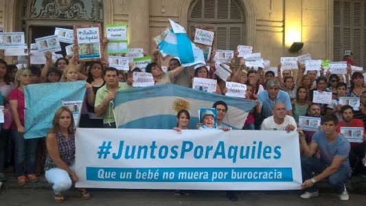 Juntos por Aquiles: la familia del bebé rosarino acude a la Justicia por su tratamiento