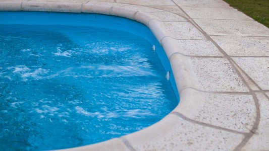 Dos niños murieron ahogados durante el fin de semana al caer en una pileta