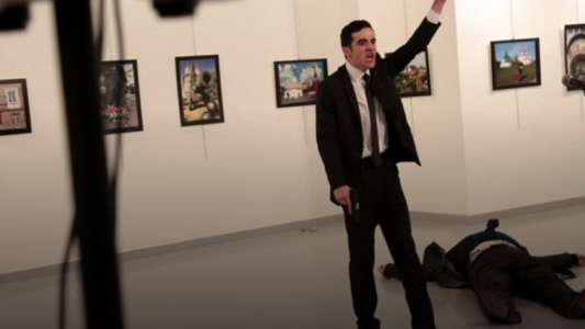 Asesinan al embajador de Rusia en Turquía mientras visitaba una muestra de arte