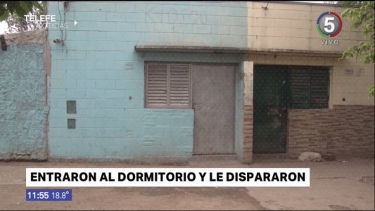 Entraron al dormitorio y le dispararon mientras dormía