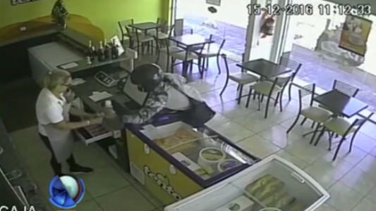 Dos motochorros robaron una heladería