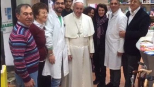 El Papa de compras: apareció de sorpresa en una zapatería de Roma