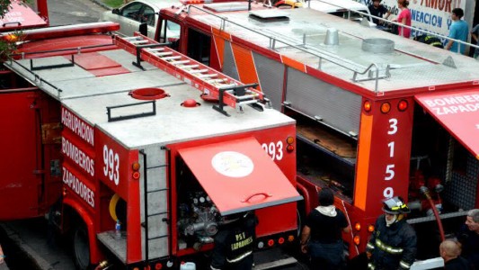 Bomberos zapadores denuncian al jefe de la división por cobrar un bono de 200 pesos a comercios