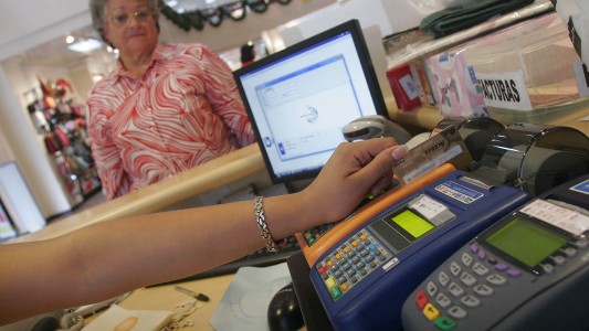 Desde el 1° de febrero los comercios deberán diferenciar los precios al contado y en cuotas