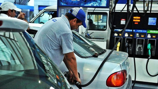 Bajan el dólar y el petróleo, pero los combustibles siguen en alza