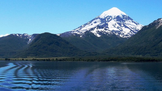 Mantienen el alerta amarillo declarado por la actividad detectada en el volcán Lanín