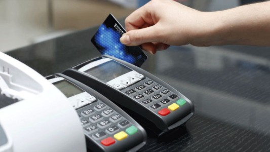 Anuncio de la AFIP: Comercios, profesionales y monotributistas deberán aceptar tarjeta de débito