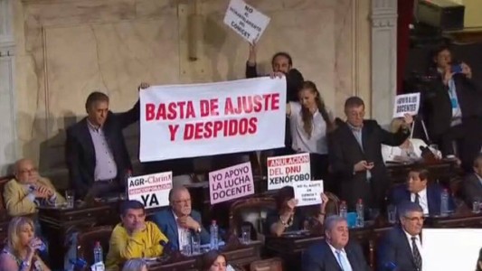 Con carteles y consignas, los diputados opositores ganaron protagonismo en el recinto