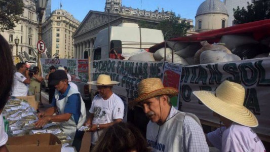Yerbatazo en Plaza de Mayo: productores reparten 30 mil kilos de yerba en reclamo por el "precio justo"