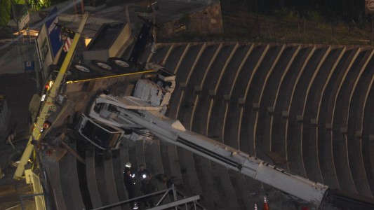 Impactante accidente en los ensayos de la Fiesta de la Vendimia: se desplomó una parrilla de luces y cayó una grúa