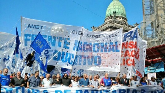 Paro docente: multitudinaria movilización en reclamo de una paritaria nacional