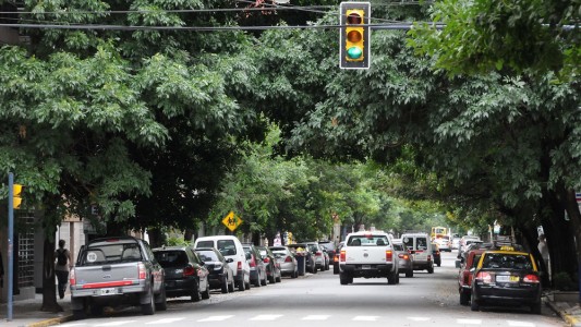 Desde hoy rige la prohibición de estacionamiento frente a 17 escuelas de la ciudad