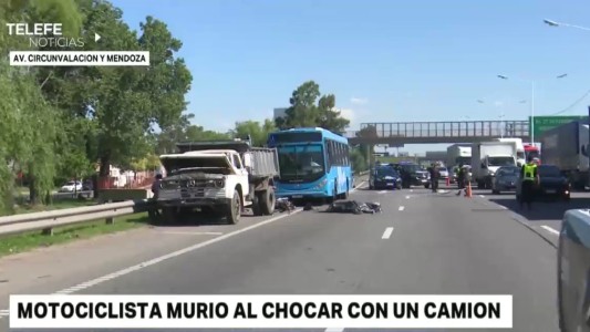 Un joven motociclista murió tras chocar contra un camión