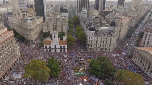 Una multitud de manifestantes de distintos puntos del país se congregó en la marcha federal educativa