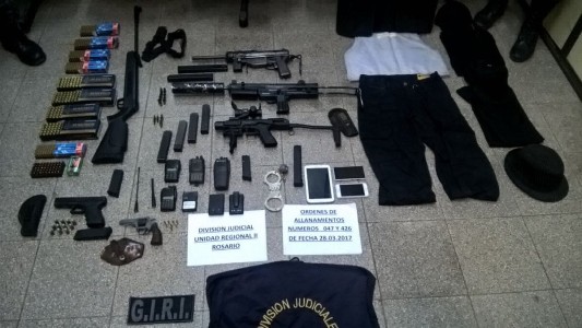 En diversos allanamientos, detienen a 9 personas y secuestran una importante cantidad de armas