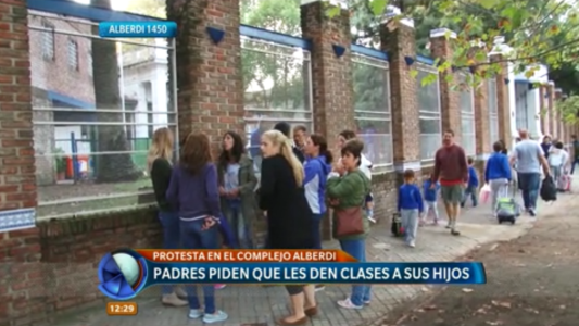 Protesta en el Complejo Alberdi: los padres piden que les den clases a sus hijos