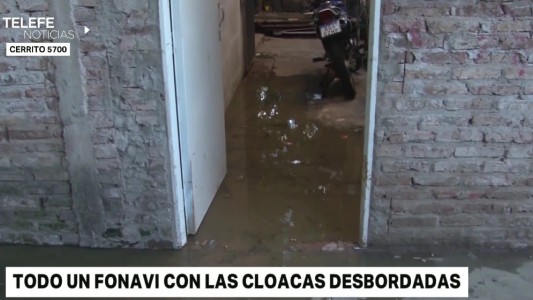 Vecinos de un Fonavi de zona oeste reclaman por el desborde de cloacas