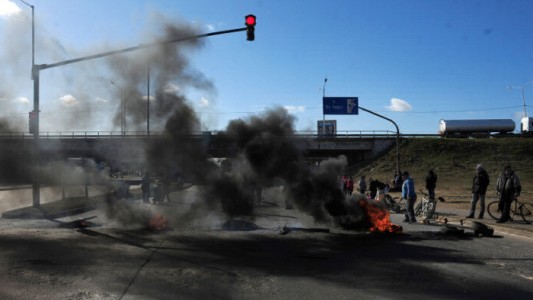 Organizaciones sociales anunciaron cuatro cortes de calles para mañana en el marco del paro general de la CGT