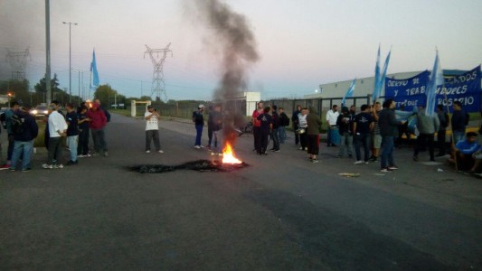 En el marco del paro general, Empleados de Comercio protesta frente a dos grandes supermercados en zona norte