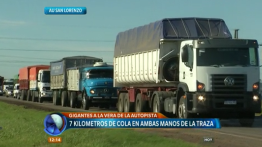 Los camiones colapsan ambas manos de la Autopista a Santa Fe