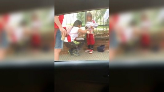 Le pegan bengalas en el cuerpo a una nena para entrar al Monumental