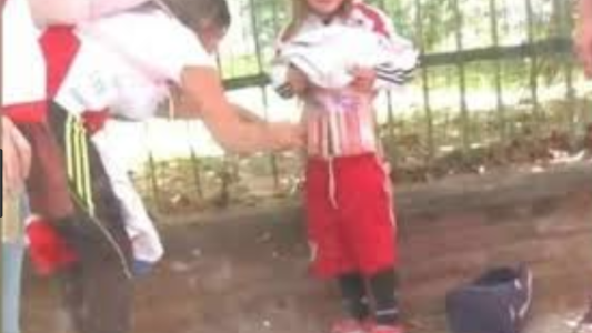 Detuvieron a la mujer que adhirió bengalas al cuerpo de un nene