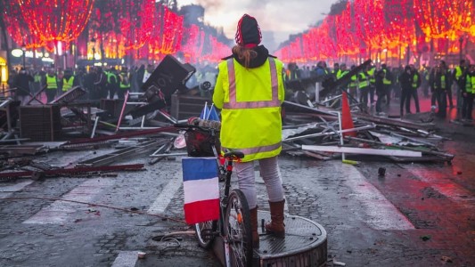 Miles de franceses se enfrentaron con la Policía por el aumento de la nafta
