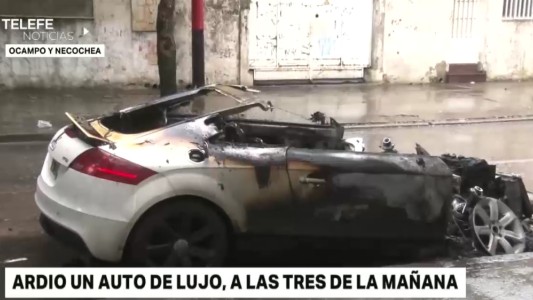 Un auto de alta gama quedó completamente destruído tras incendiarse en la vía pública