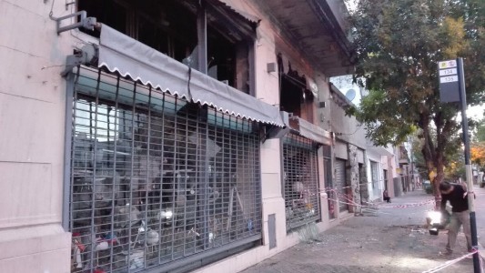 Un incendio causó importantes daños materiales en un local de artículos de iluminación y electricidad en Pichincha