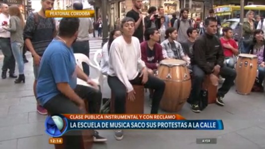 Alumnos del Profesorado de Música realizaron una clase abierta en reclamo por las condiciones edilicias