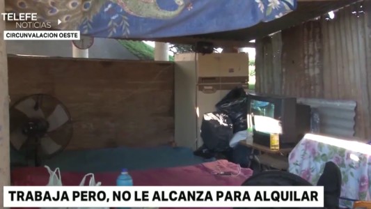 Lo desalojaron y se encadenó junto a su familia debajo de un puente