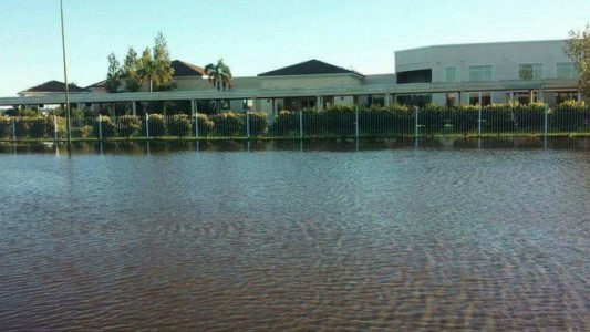 Delicada situación en Melincué: el agua rompió el anillo de contención e ingresó a la ciudad