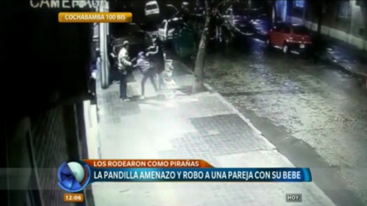 República de la Sexta: a punta de pistola, asaltaron a una pareja con un bebé en plena vía pública