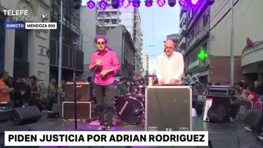 Músicos de la ciudad pidieron justicia por Adrián Rodríguez frente al Café de la Flor