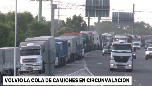 Se repite la postal: largas colas de camiones sobre Circunvalación