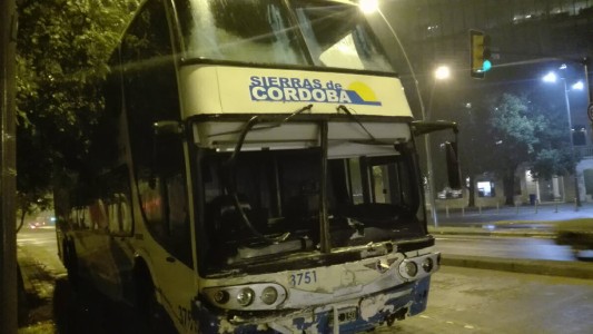 Dos policías resultaron heridos en el choque entre un patrullero y un colectivo