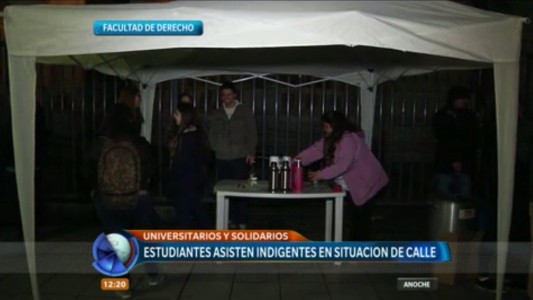 Universitarios y solidarios: estudiantes asisten a indigentes en situación de calle