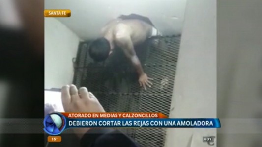 Fallido intento de fuga: quiso escaparse de su celda y quedó atrapado entre la reja y la pared