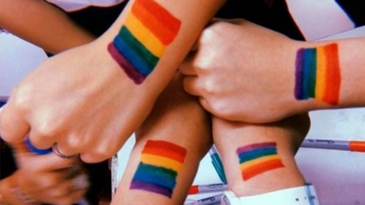 "Lo querían invisibilizar": denuncia contra colegio católico por discriminar a alumno gay