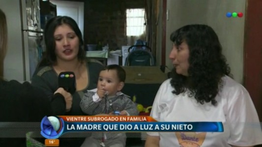 Mediante gestación subrogada, dio a luz a su propio nieto