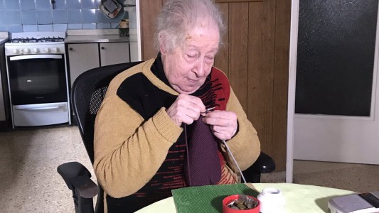 Ver con el corazón: "Zule" perdió la vista hace 17 años y hoy teje mantas para ayudar