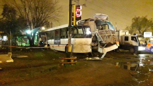 Merlo: dos muertos y más de diez heridos en el choque de un colectivo y un tren