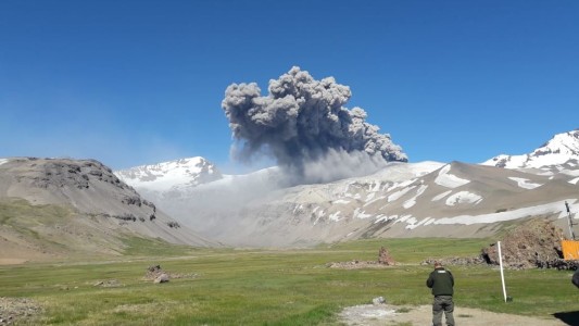 Mendoza: alerta amarilla por un volcán en actividad